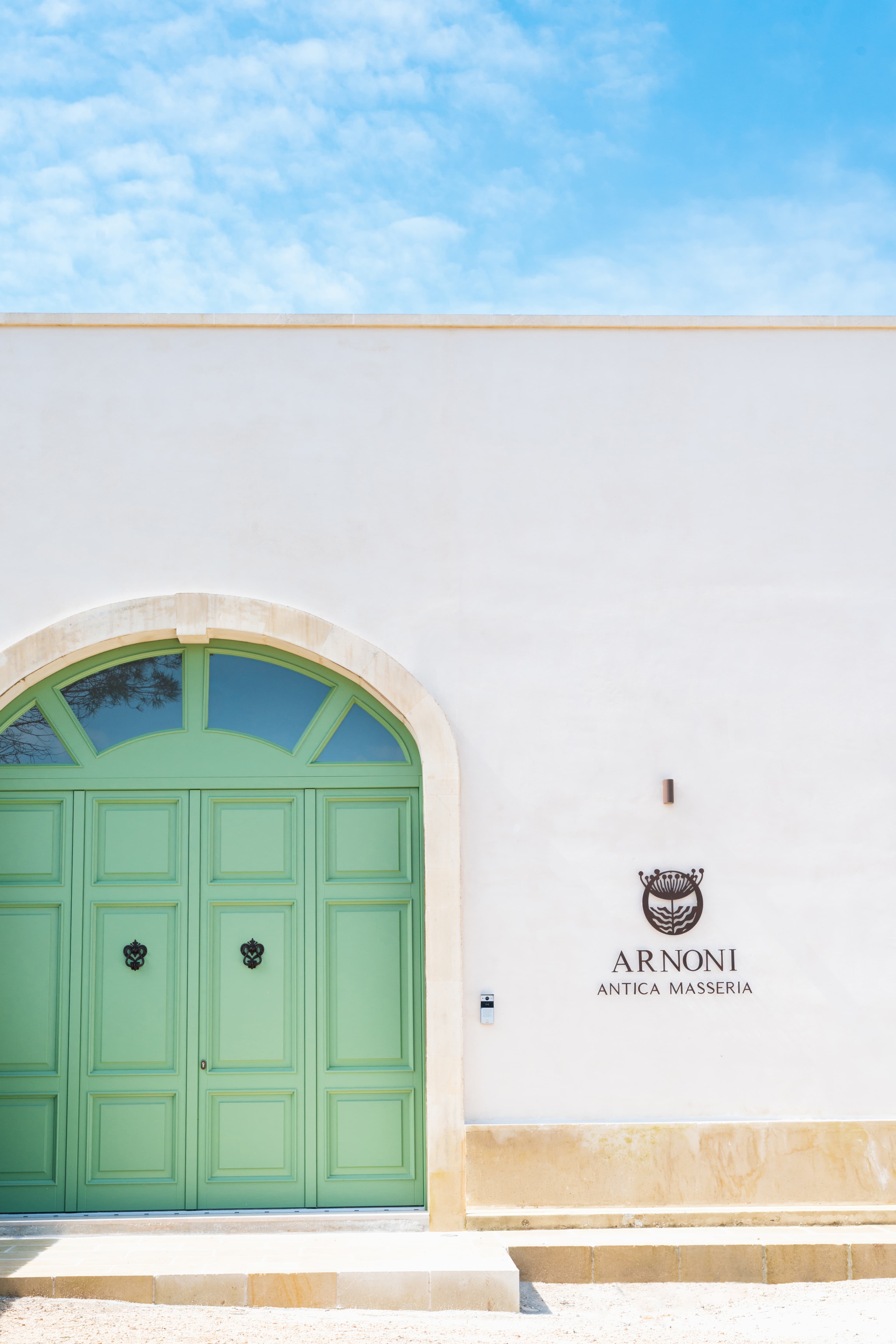 Esterno della masseria con ulivi